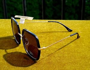 Privé Revaux By the Bay Black Gold Geometric Polarized Sunglasses w/ Case & Clot